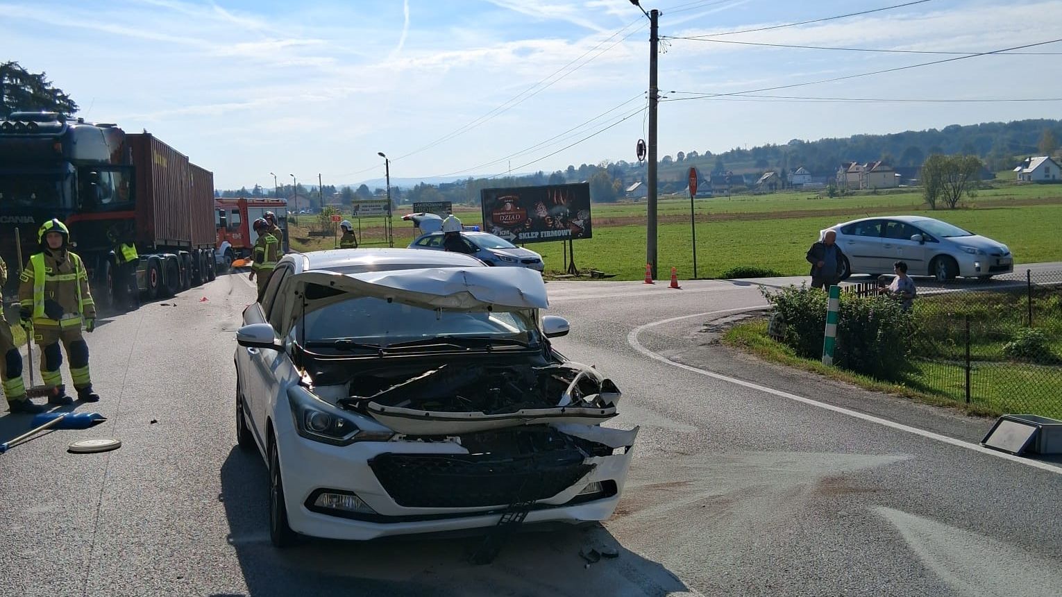 Zderzenie trzech pojazdów na DK75 w Uszwi. Jedna osoba trafiła do szpitala