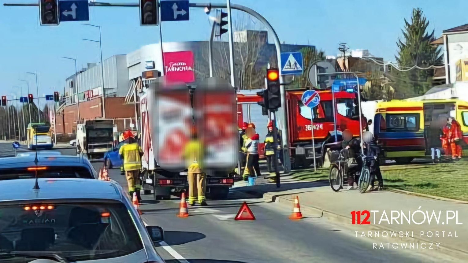 Zderzenie trzech pojazdów na Krakowskiej w Tarnowie. Jedna osoba w szpitalu