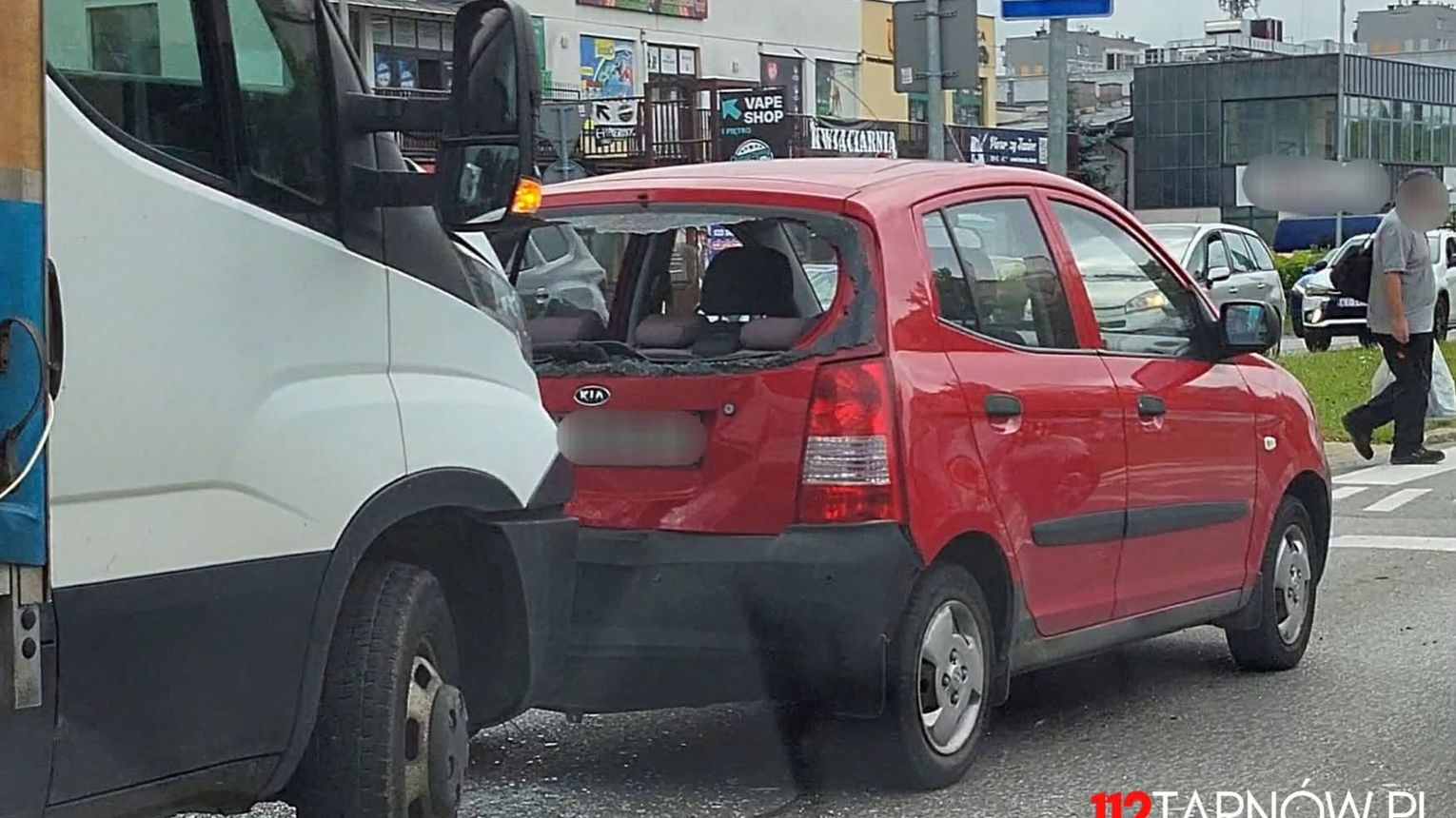 Zderzenie trzech pojazdów na ul. Słonecznej w Tarnowie. Dwie osoby trafiły do szpitala