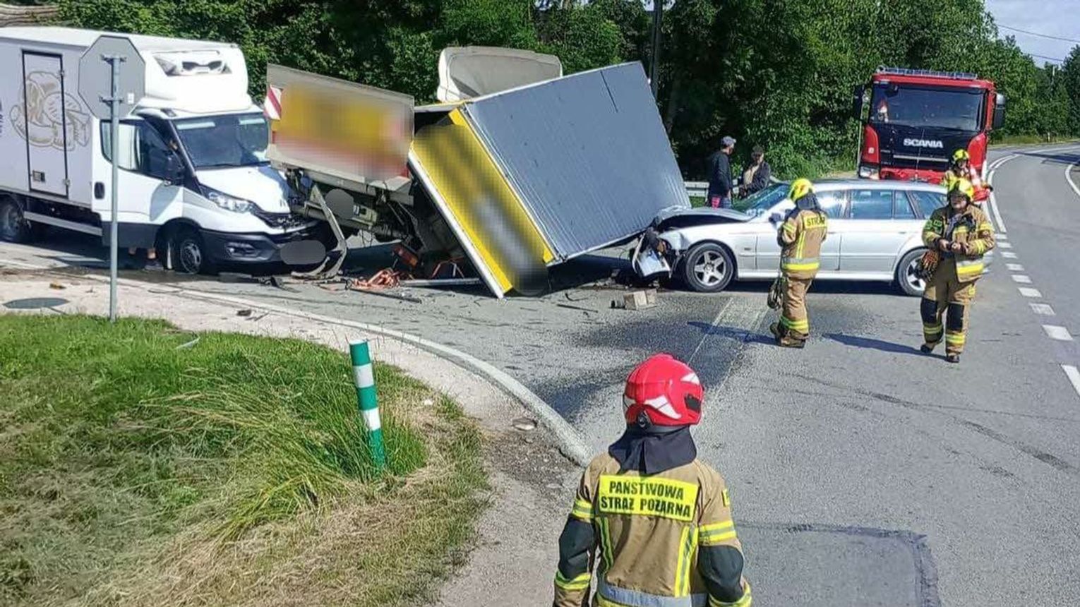 Zderzenie trzech pojazdów w Woli Żelichowskiej. Utrudnienia na drodze wojewódzkiej 973. Jedna osoba w szpitalu