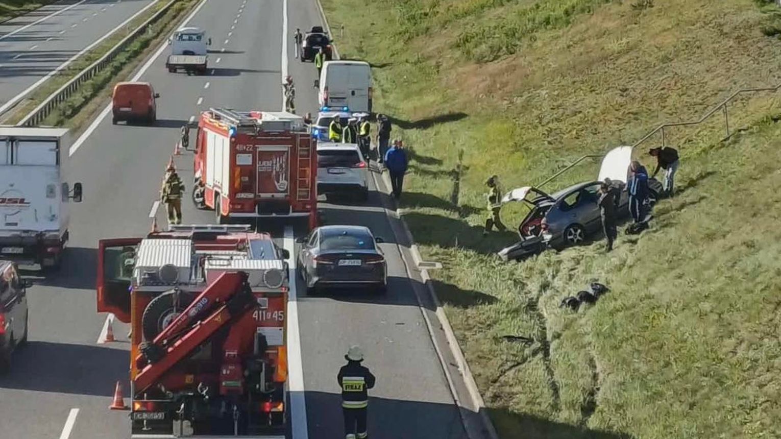 Zderzenie trzech samochodów na autostradzie. Jeden wypadł na pas zieleni