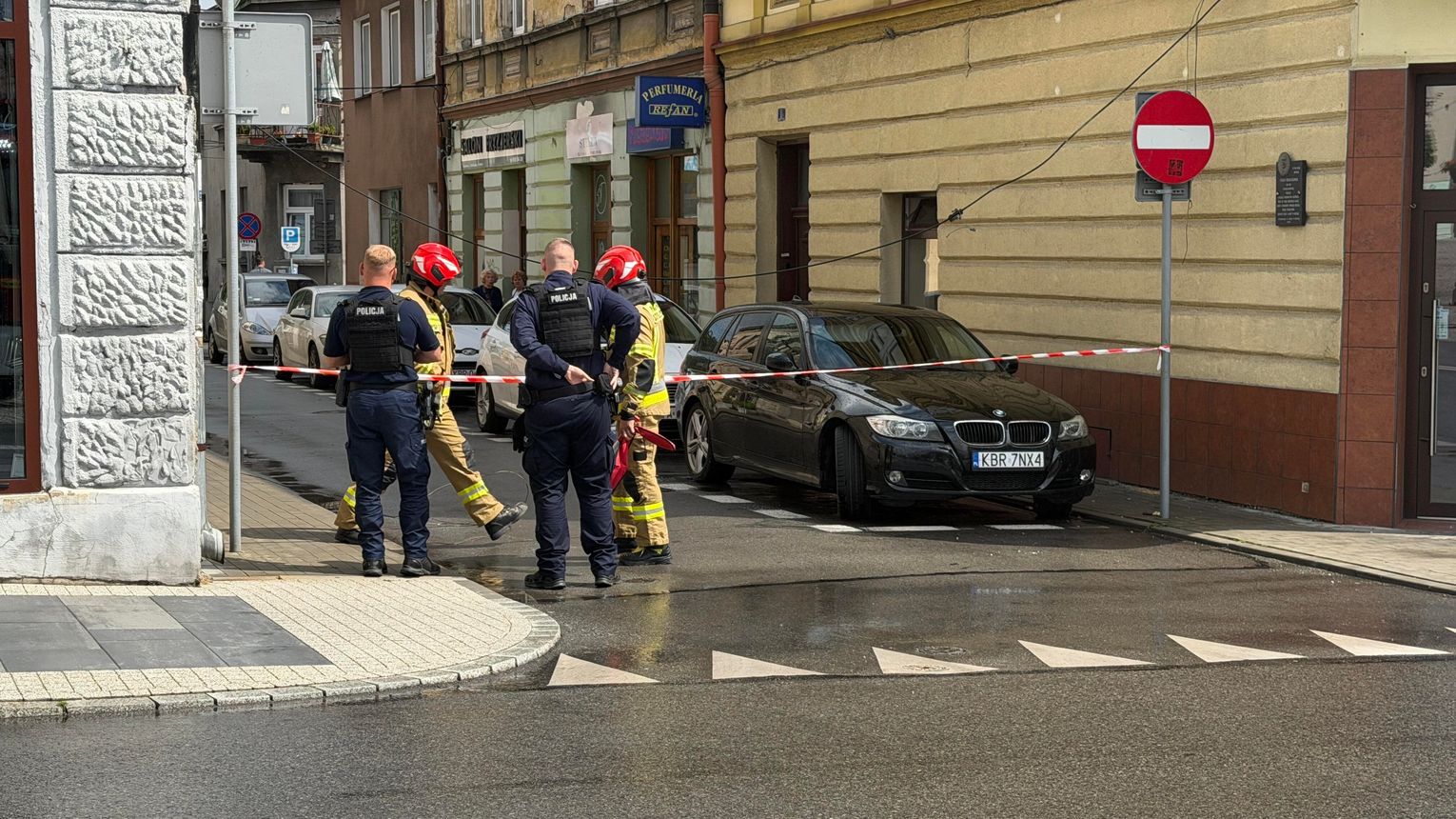 Zerwane linie energetyczne w centrum Brzeska. Służby zabezpieczały miejsce zdarzenia