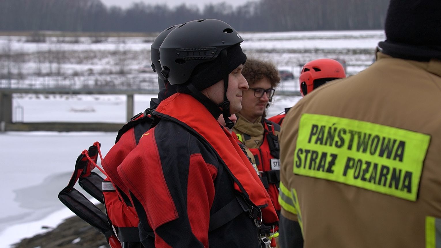 Zimowe zagrożenia nad wodą. Pokaz ratowniczy w Skrzyszowie.