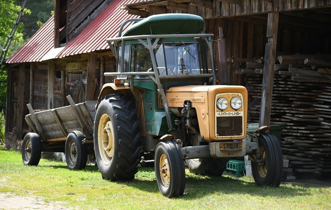 22-latek z Tarnowa zabrał rolnikowi ciągnik ze stodoły. Porzucił go w polach, bo w baku brakło paliwa