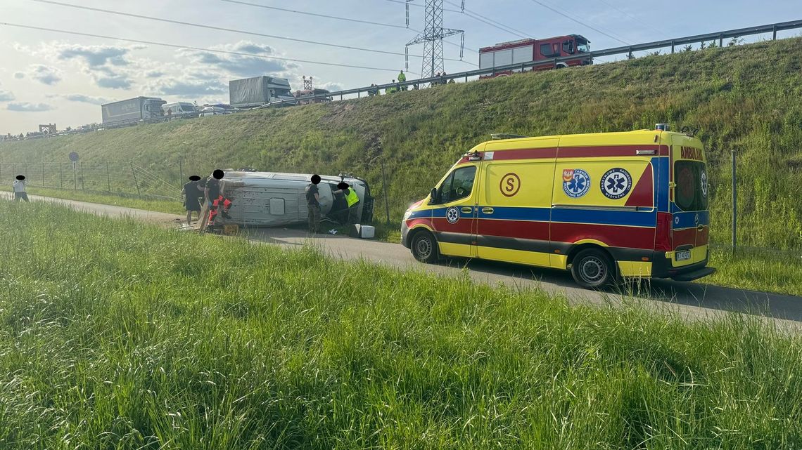 4 osoby trafiły do szpitala po wypadku na A4 pod Tarnowem. Jeden z samochodów wypadł z autostrady!