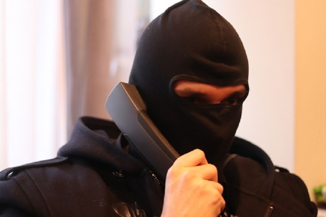 80-latka oszukana przez fałszywego policjanta
