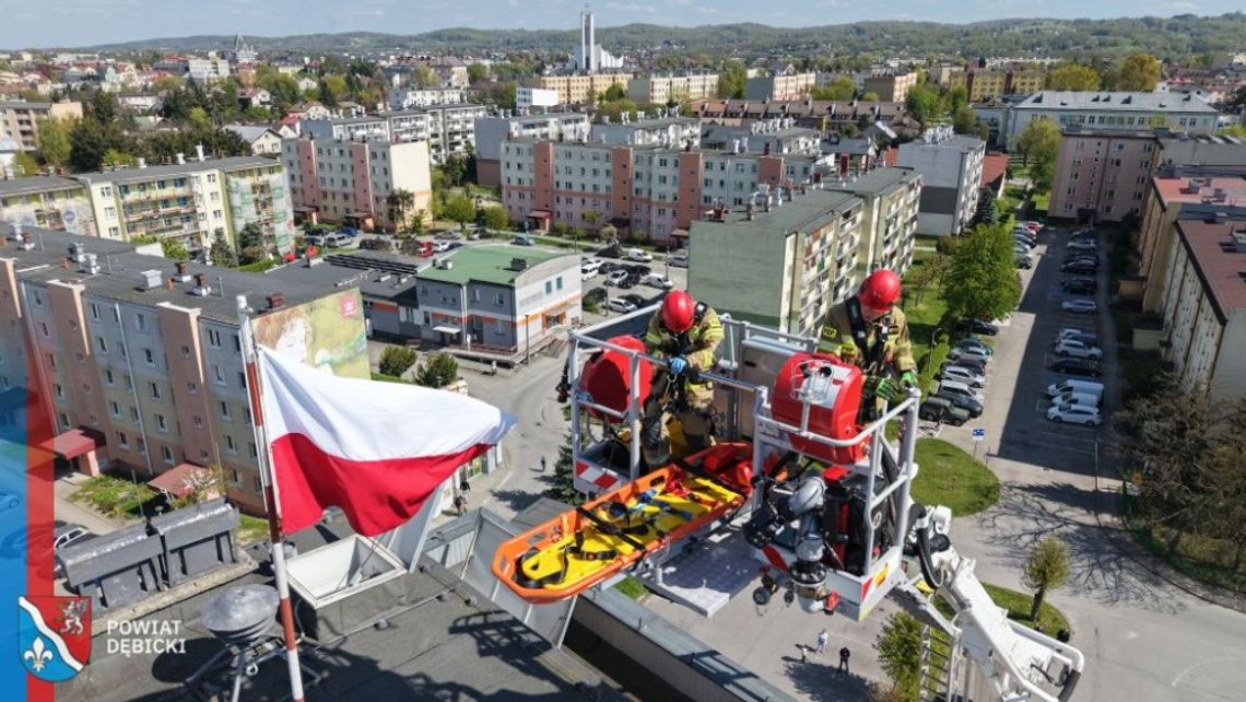 Alarm, ewakuacja i akcja ratunkowa na dachu starostwa w Dębicy! Alarm, ewakuacja i akcja ratunkowa na dachu starostwa w Dębicy!