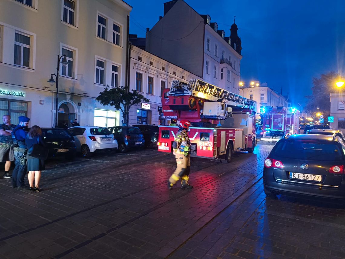 Alarm pożarowy na ul. Krakowskiej w Tarnowie. Na miejscu kilka zastępów straży i drabina Alarm pożarowy na ul. Krakowskiej w Tarnowie. Na miejscu kilka zastępów straży i drabina