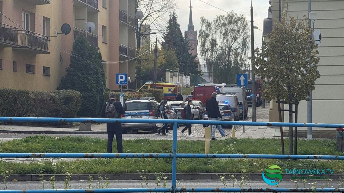 Alarm w Zespole Szkół Budowlanych w Tarnowie. Dwóch uczniów uległo zatruciu. Na miejsce zadysponowano liczne służby ratunkowe Alarm w Zespole Szkół Budowlanych w Tarnowie. Dwóch uczniów uległo zatruciu. Na miejsce zadysponowano liczne służby ratunkowe