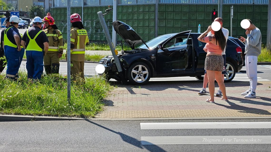 Audi wjechało na przejcie dla pieszych i uszkodziło sygnalizację przy Jana Pawła II w Tarnowie