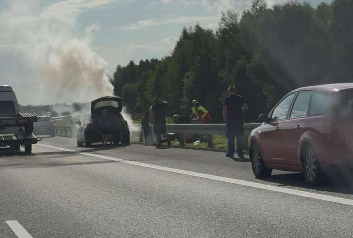 Auto spłonęło na autostradzie