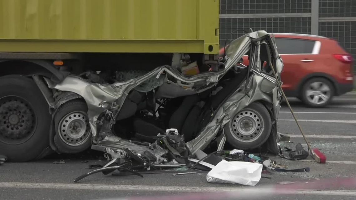 Auto zmiażdżone pomiędzy ciężarówkami, kierowca przeżył. Poważny wypadek w Kielcach