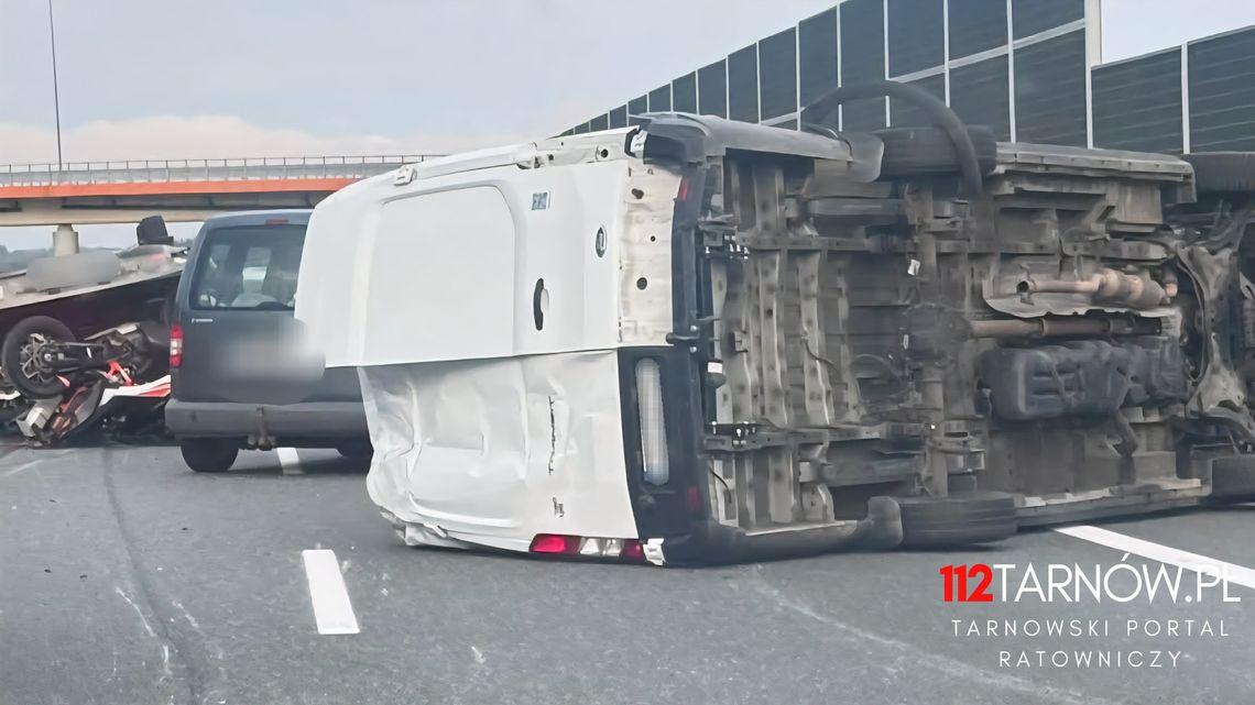 Autostrada była zablokowana po zderzeniu dwóch pojazdów pod Brzeskiem
