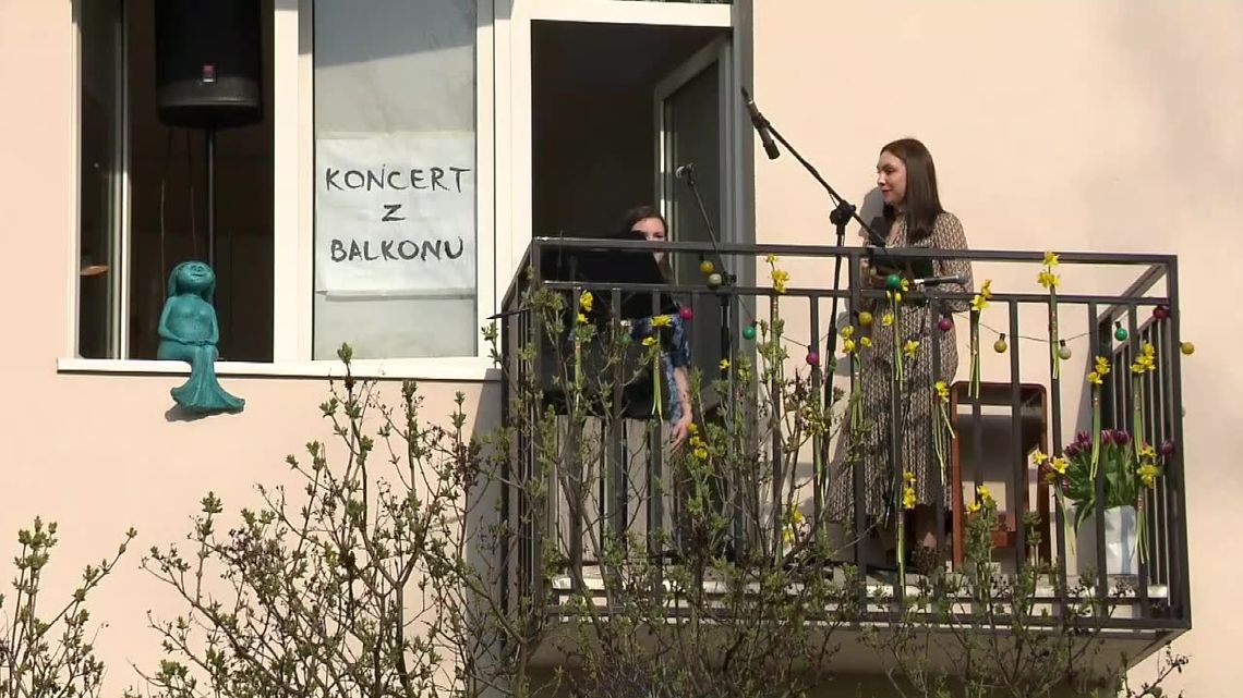 Balkonowy koncert w Warszawie. Artyści, arie i publiczność w parku