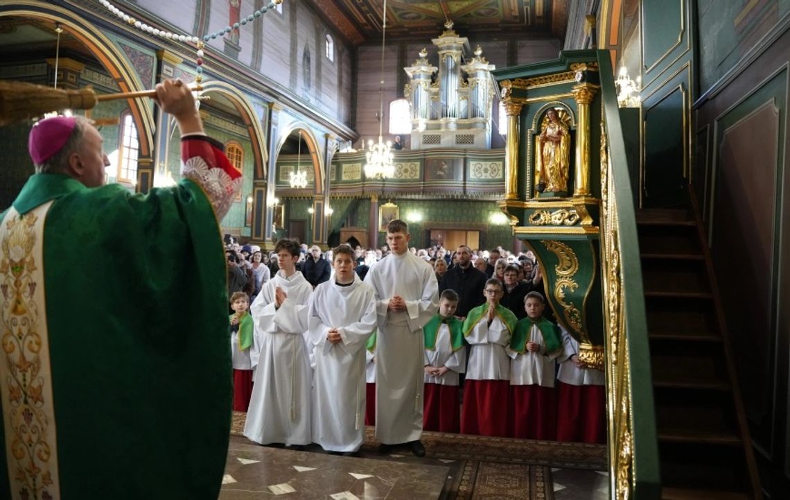 Biskup Andrzej Jeż poświęcił odnowiony ołtarz, ambonę oraz obraz Matki Bożej w Dąbrowie Tarnowskiej