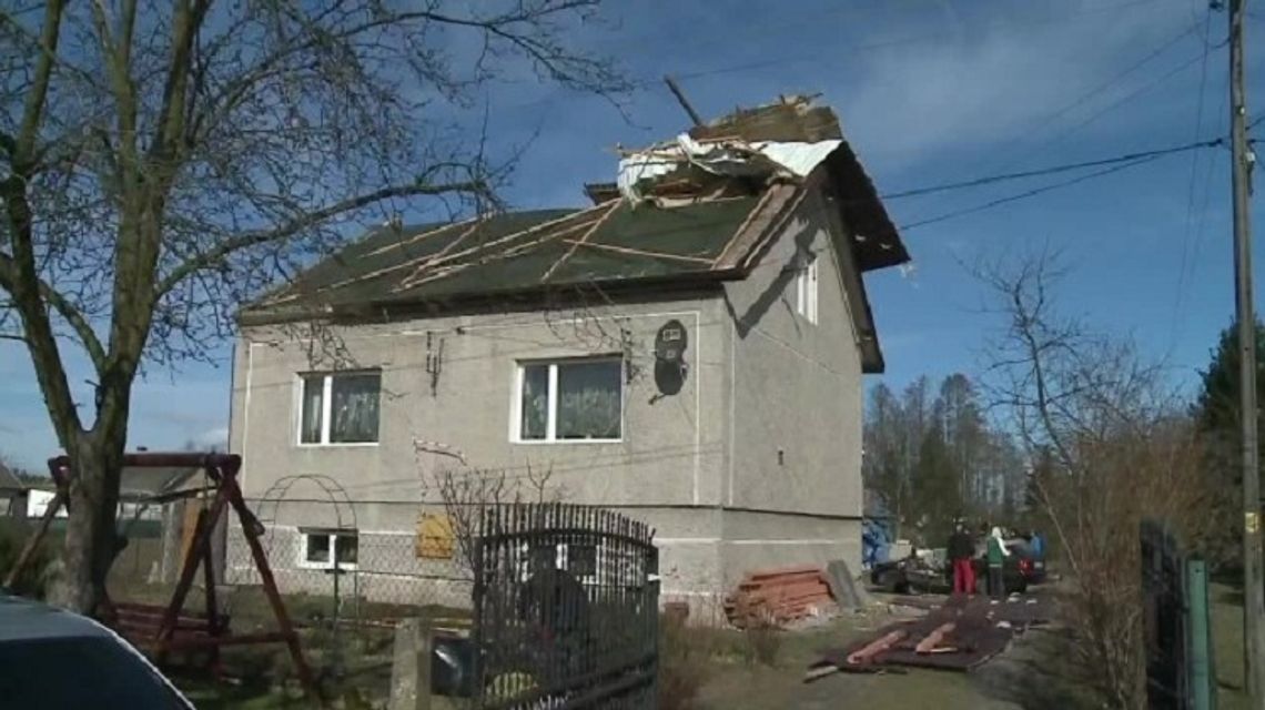 "Błysknęło się, komin zawaliło". Wichura zrywała dachy i linie energetyczne w całej Polsce; prawie 400 tysięcy odbiorców bez prądu