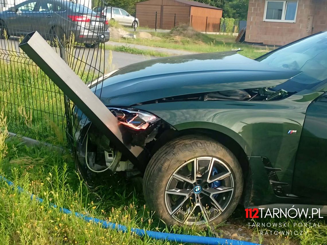 BMW wjechało w ogrodzenie w Lisiej Górze. Kierowca trafił do szpitala BMW wjechało w ogrodzenie w Lisiej Górze. Kierowca trafił do szpitala