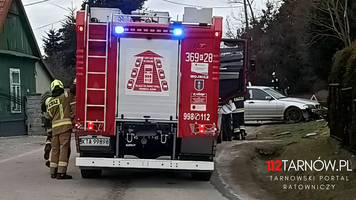 BMW wypadło z drogi w Biadolinach Radłowskich. Są poszkodowani!