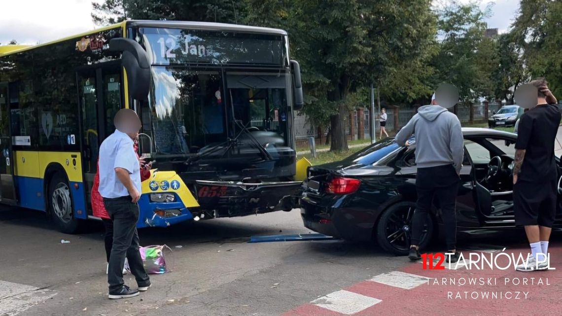 BMW zderzyło się z autobusem miejskim w Tarnowie-Mościcach