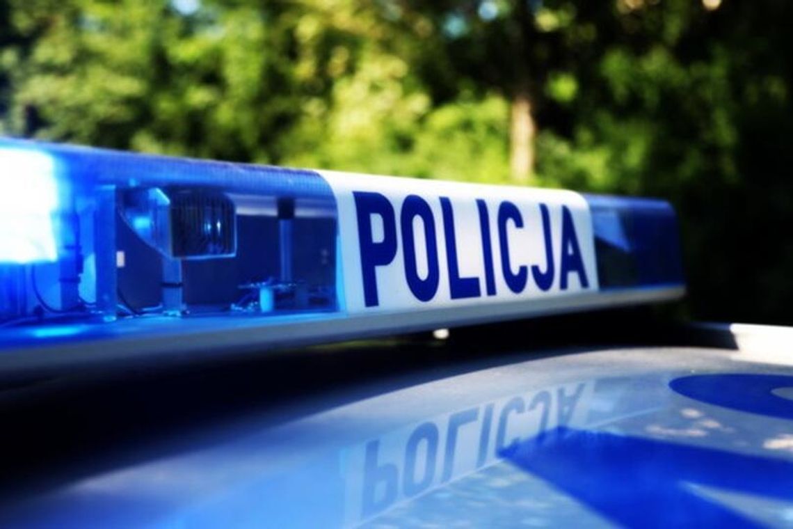 Bocheńscy policjanci zatrzymali 33-latkę, która okradała perfumerie i była osobą poszukiwaną