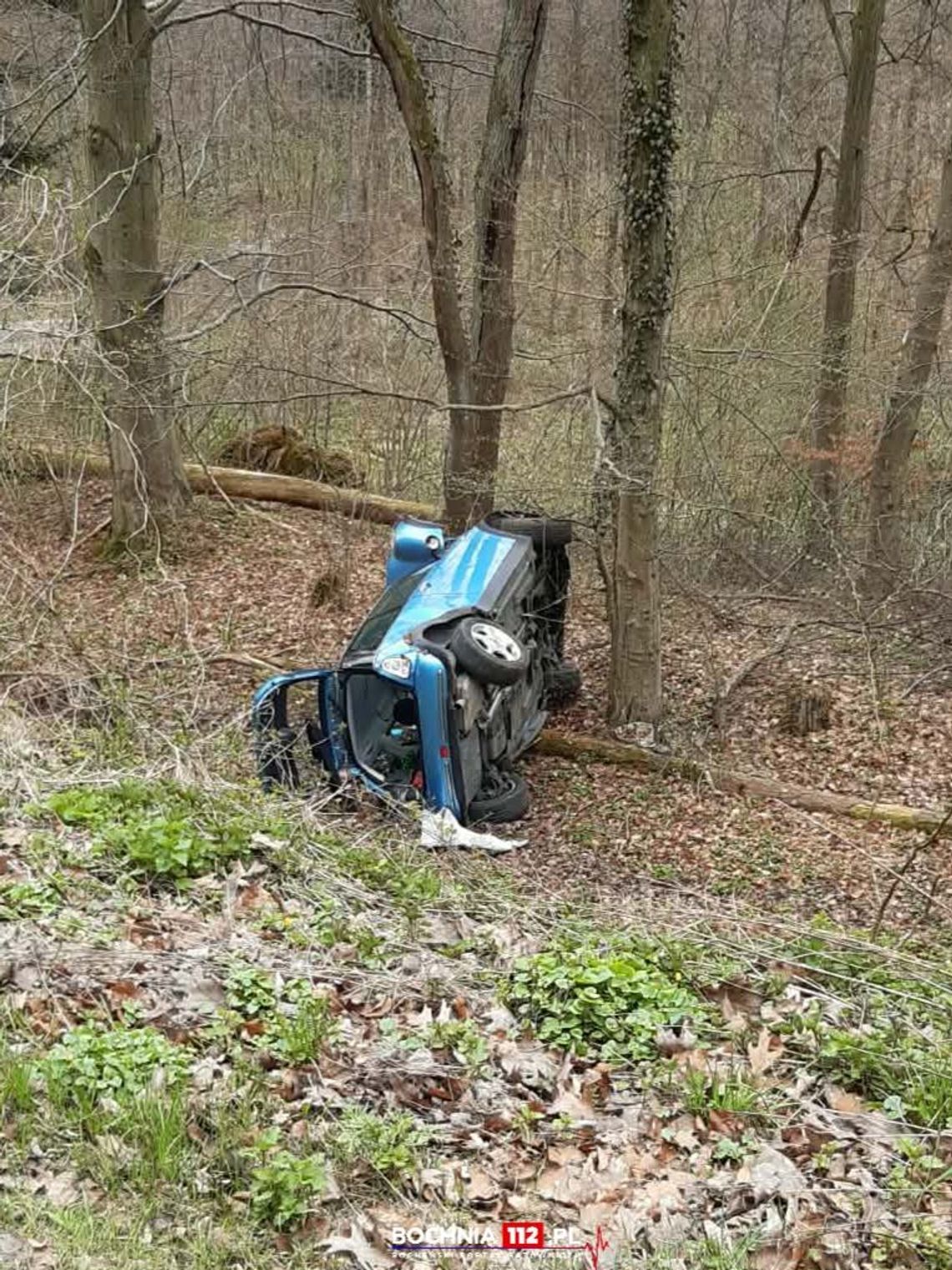 Bochnia: Samochód wypadł z drogi i spadł ze skarpy. 19-latka za kierownicą