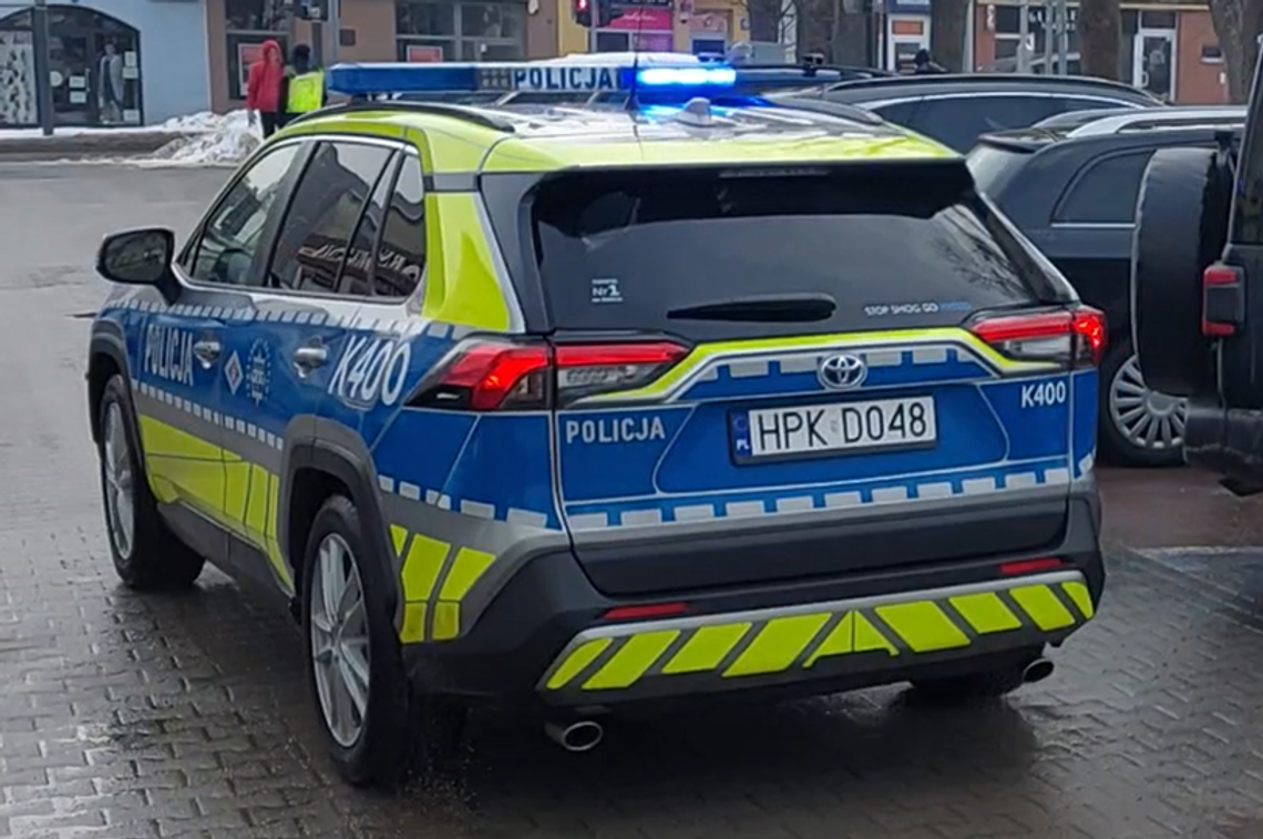 Bójka w Niwce. Jeden z mężczyzn miał bić drugiego łopatą. Zaskakujący finał policyjnej interwencji Bójka w Niwce. Jeden z mężczyzn miał bić drugiego łopatą. Zaskakujący finał policyjnej interwencji