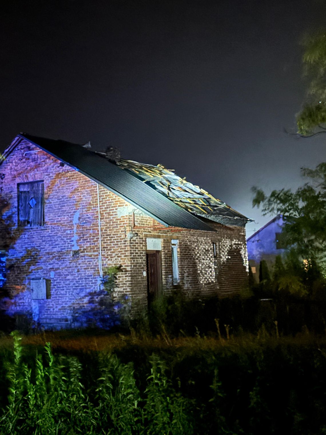 Brak prądu, uszkodzone dachy i połamane drzewa na Powiślu Dąbrowskim po nocnej wichurze