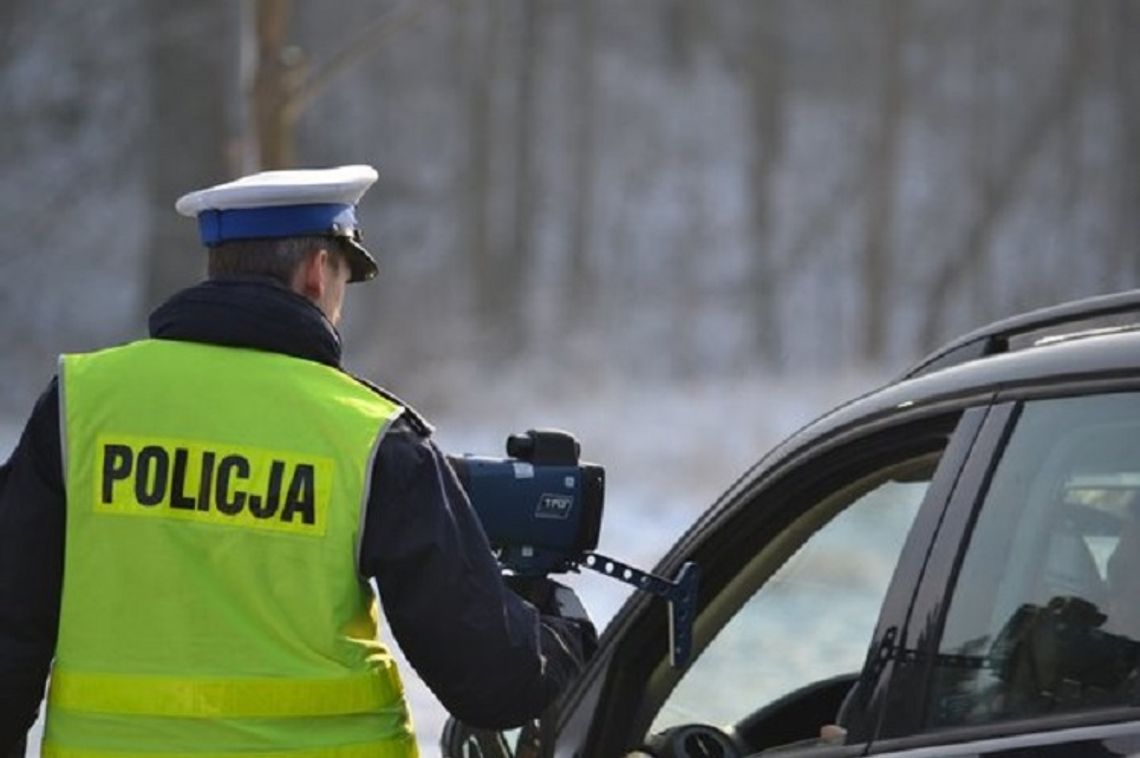 Brzescy policjanci po pościgu zatrzymali 20-latka, który nie zatrzymał się do kontroli i w trakcie ucieczki staranował radiowóz.