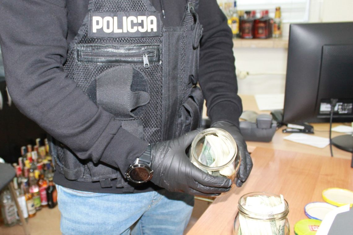 Brzescy policjanci zabezpieczyli nielegalny tytoń i alkohol