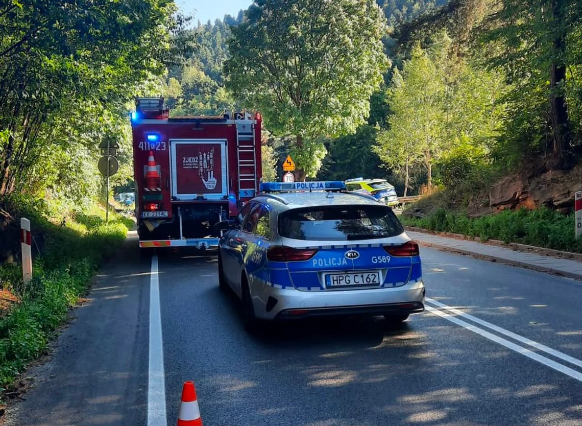 Brzeska policja ujawnia kulisy śmiertelnego wypadku. 22-letni motocyklista uderzył w dwa samochody