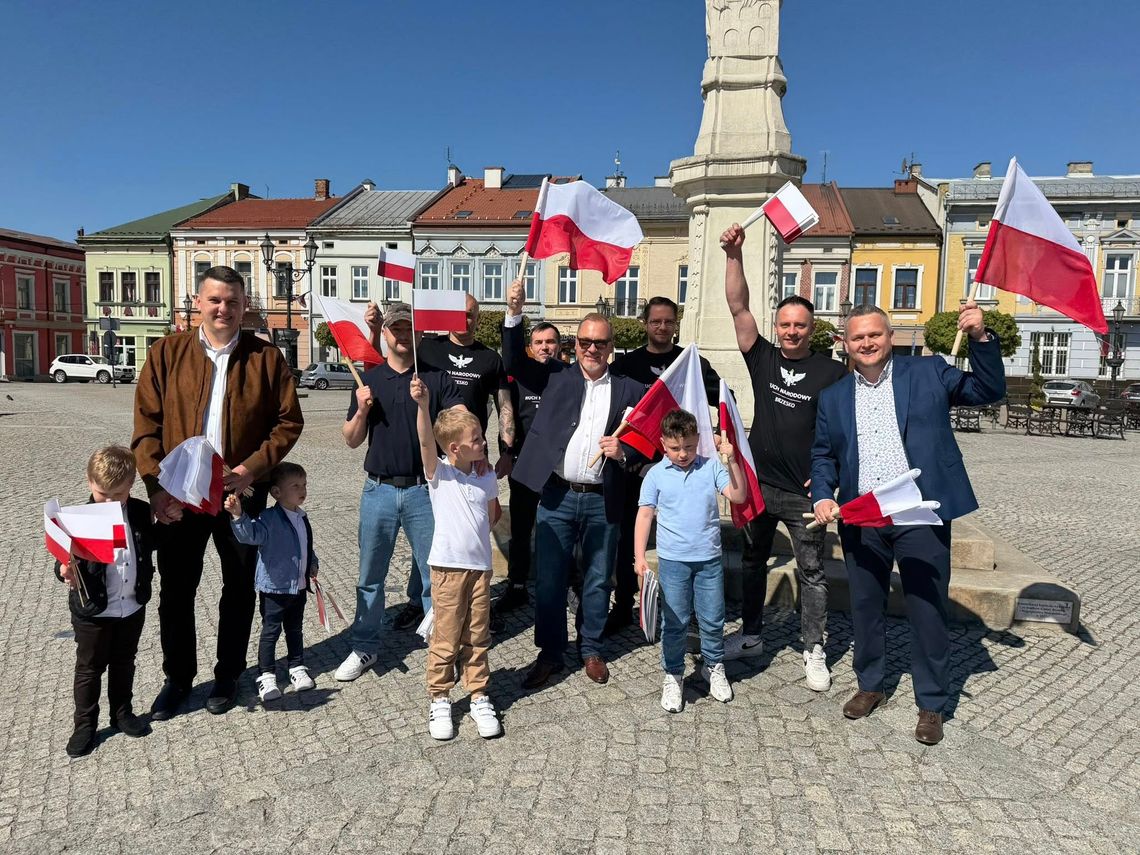 Brzesko w biało-czerwonych barwach. Mieszkańcy otrzymują flagi na Święto Flagi