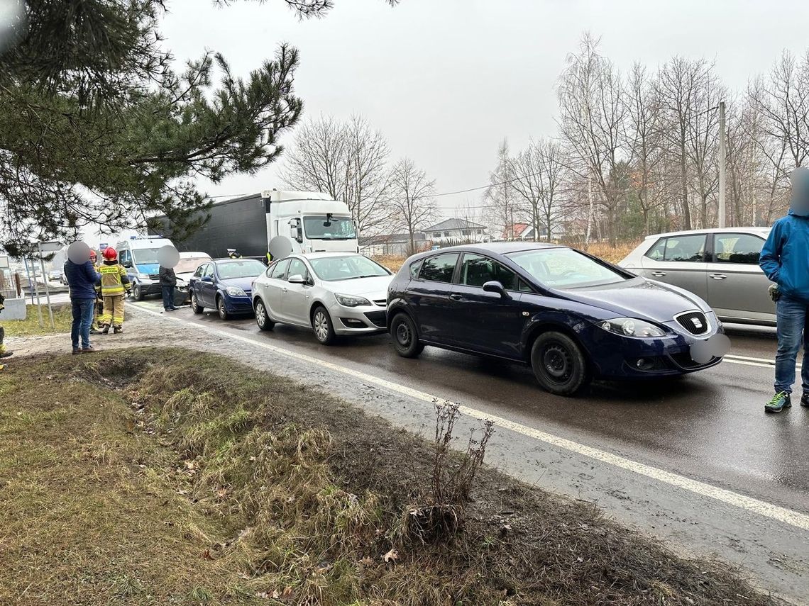 Brzozówka. Zderzyły się cztery samochody. Jedna osoba była poszkodowana