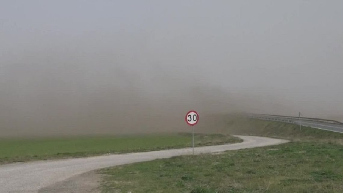 Burza piaskowa nadciągnęła nad Polskę. "Pył może wywoływać kaszel, chrypkę i łzawienie"