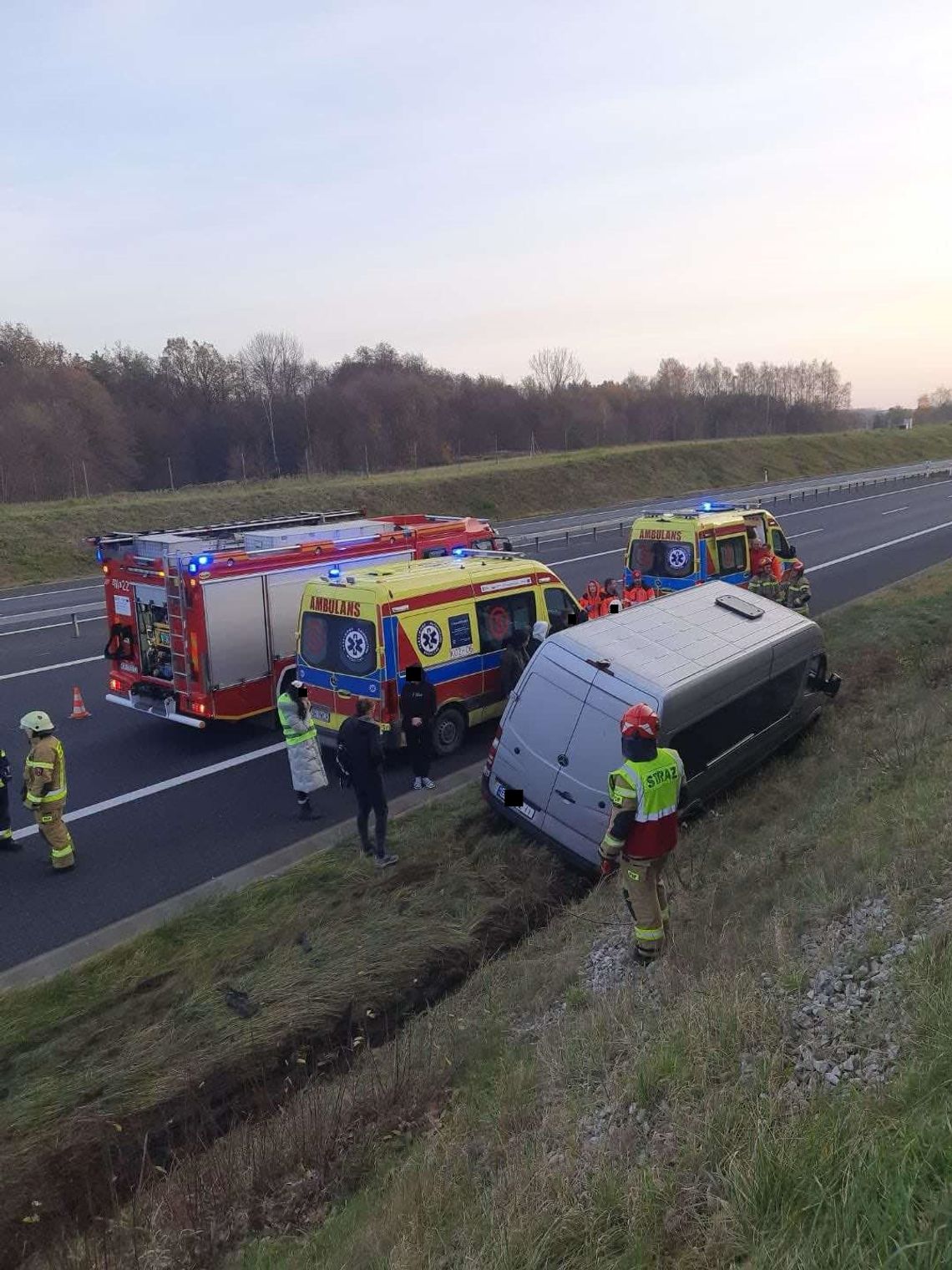 Bus wjechał do rowu na autostradzie A4 pod Brzeskiem