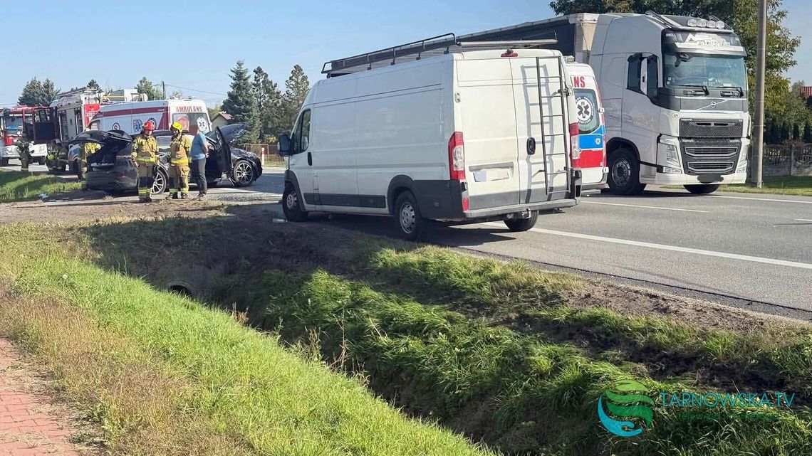 Chwila grozy w Ładnej. Porsche dachowało po zderzeniu z Citroënem Chwila grozy w Ładnej. Porsche dachowało po zderzeniu z Citroënem