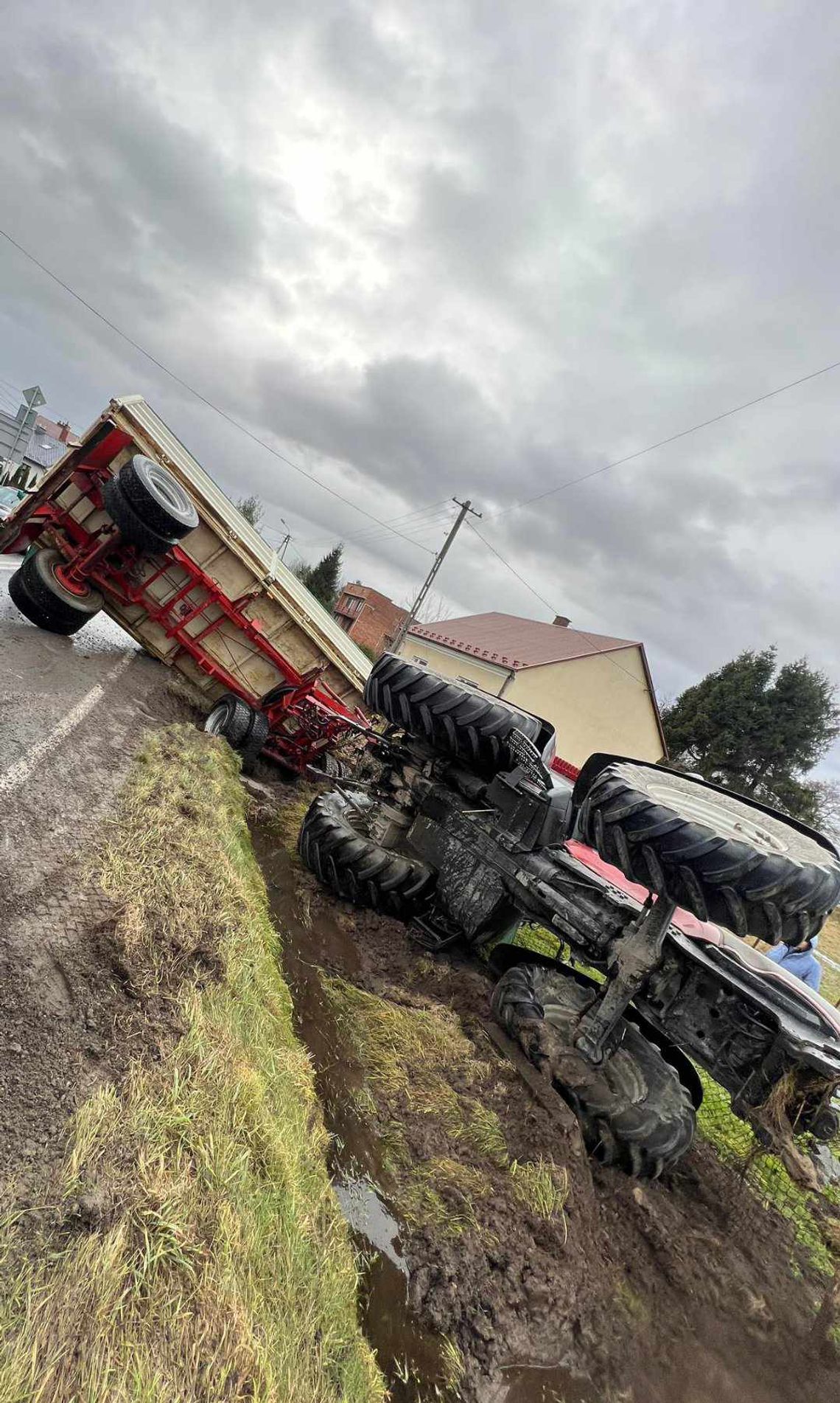 Ciągnik rolniczy wpadł do rowu w Łętowicach wcześniej doszło do kolizji