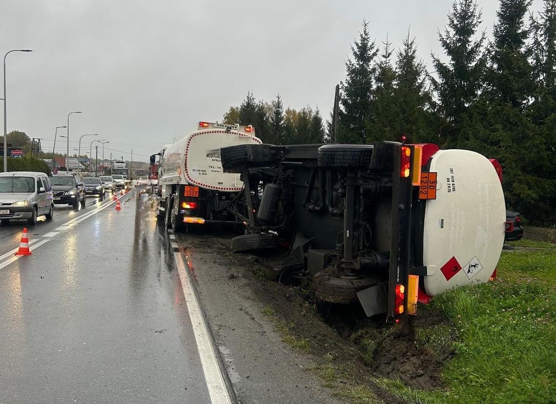 Cysterna w rowie pod Tarnowem, gdzie doszło do zderzenia z audi. Są utrudnienia w ruchu drogowym!