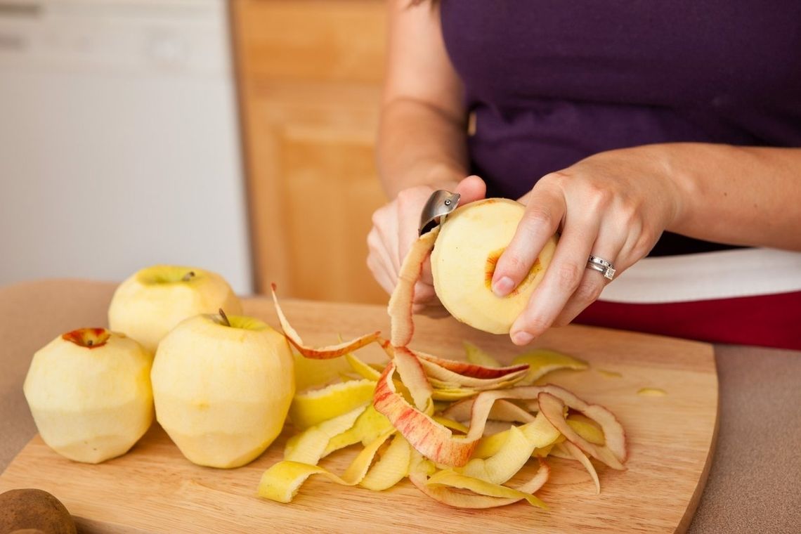 Cytryna, jabłko, banan. Jak wykorzystać ich skórki pozostałe po obieraniu?
