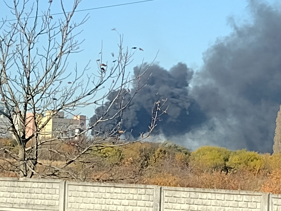 Czarny dym nad Grupą Azoty w Tarnowie. W pożarze poszkodowana została jedna osoba