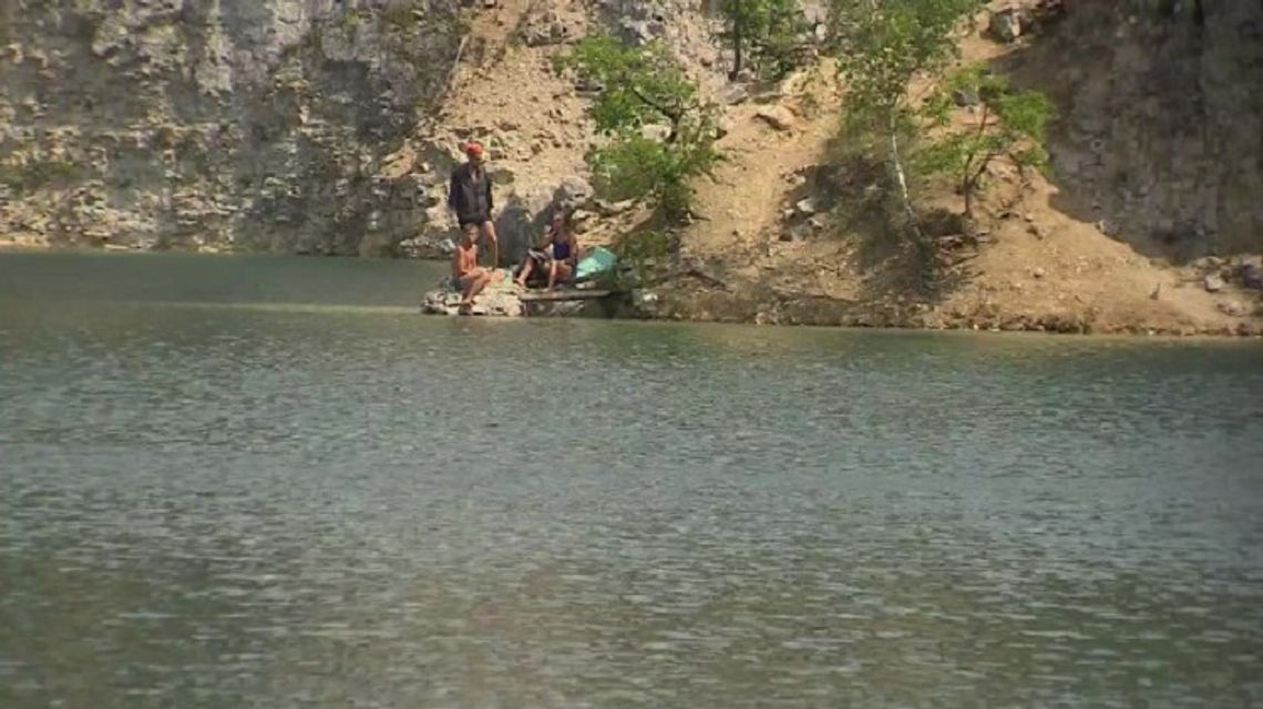 „Często skaczą ludzie. To nie jest bezpieczne.” Policyjne patrole na zalewie Zakrzówek, gdzie utonął 14-latek