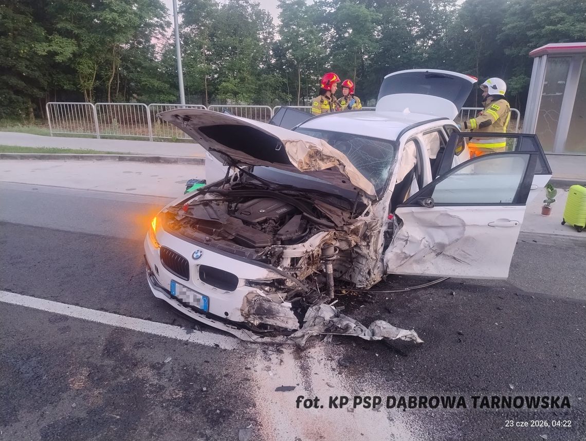 Czołowe zderzenie BMW z ciężarówką na DK73. Cztery osoby trafiły do szpitala, droga była całkowicie zablokowana