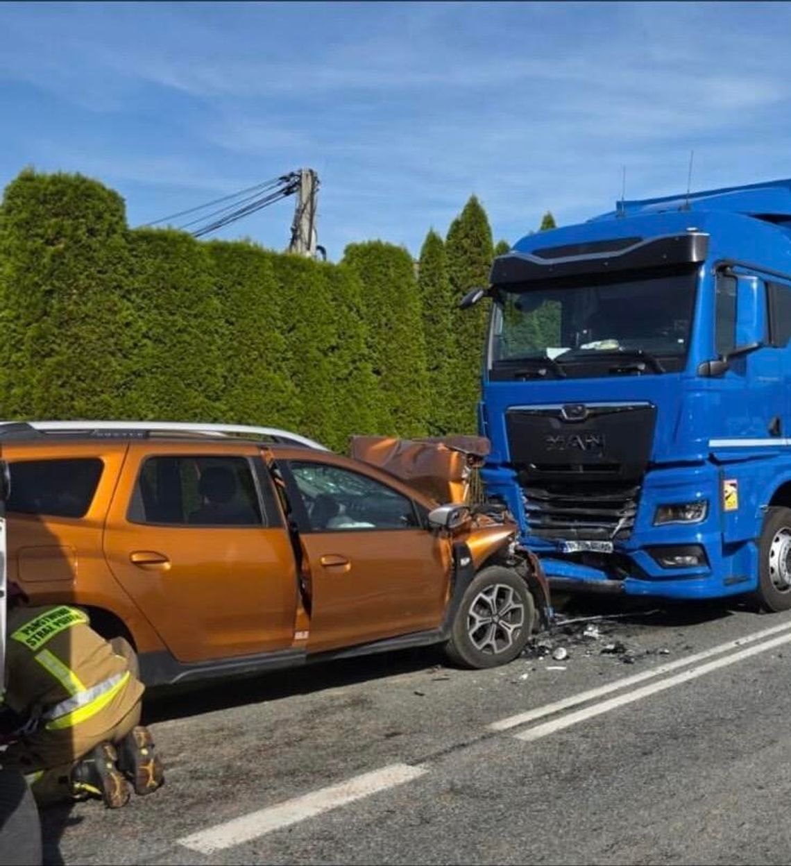 Czołowe zderzenie osobówki z ciężarówką w Jurkowie. DW 980 całkowicie zablokowana, lądował LPR Czołowe zderzenie osobówki z ciężarówką w Jurkowie. DW 980 całkowicie zablokowana, lądował LPR