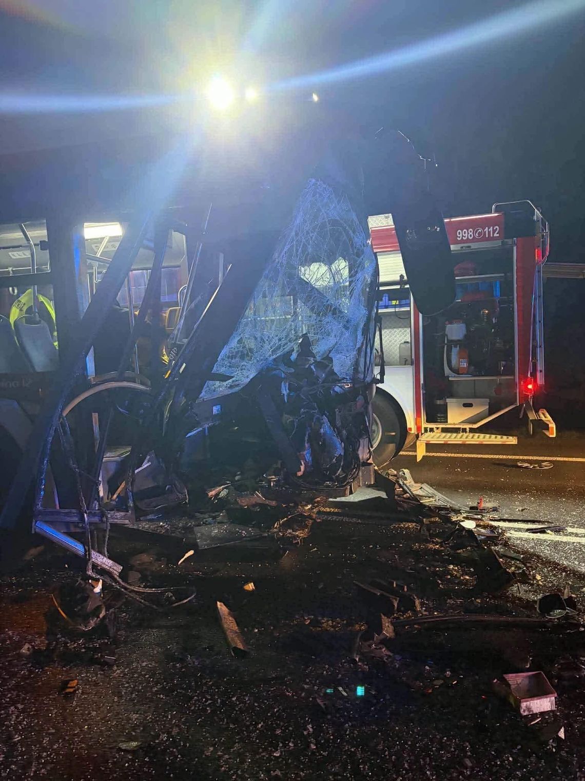 Czołowe zderzenie samochodu z autobusem MPK na DK94 pod Krakowem! Cztery osoby trafiły do szpitala Czołowe zderzenie samochodu z autobusem MPK na DK94 pod Krakowem! Cztery osoby trafiły do szpitala