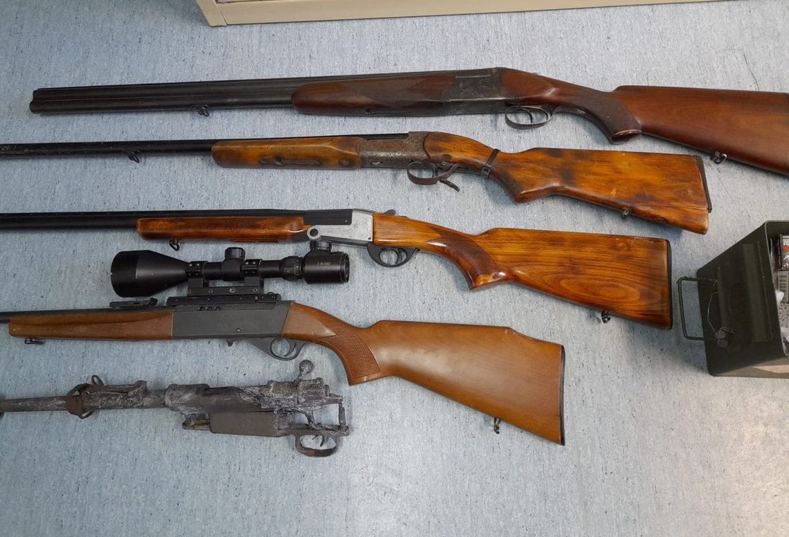 Dąbrowscy kryminalni zabezpieczyli nielegalnie posiadaną broń i amunicję
