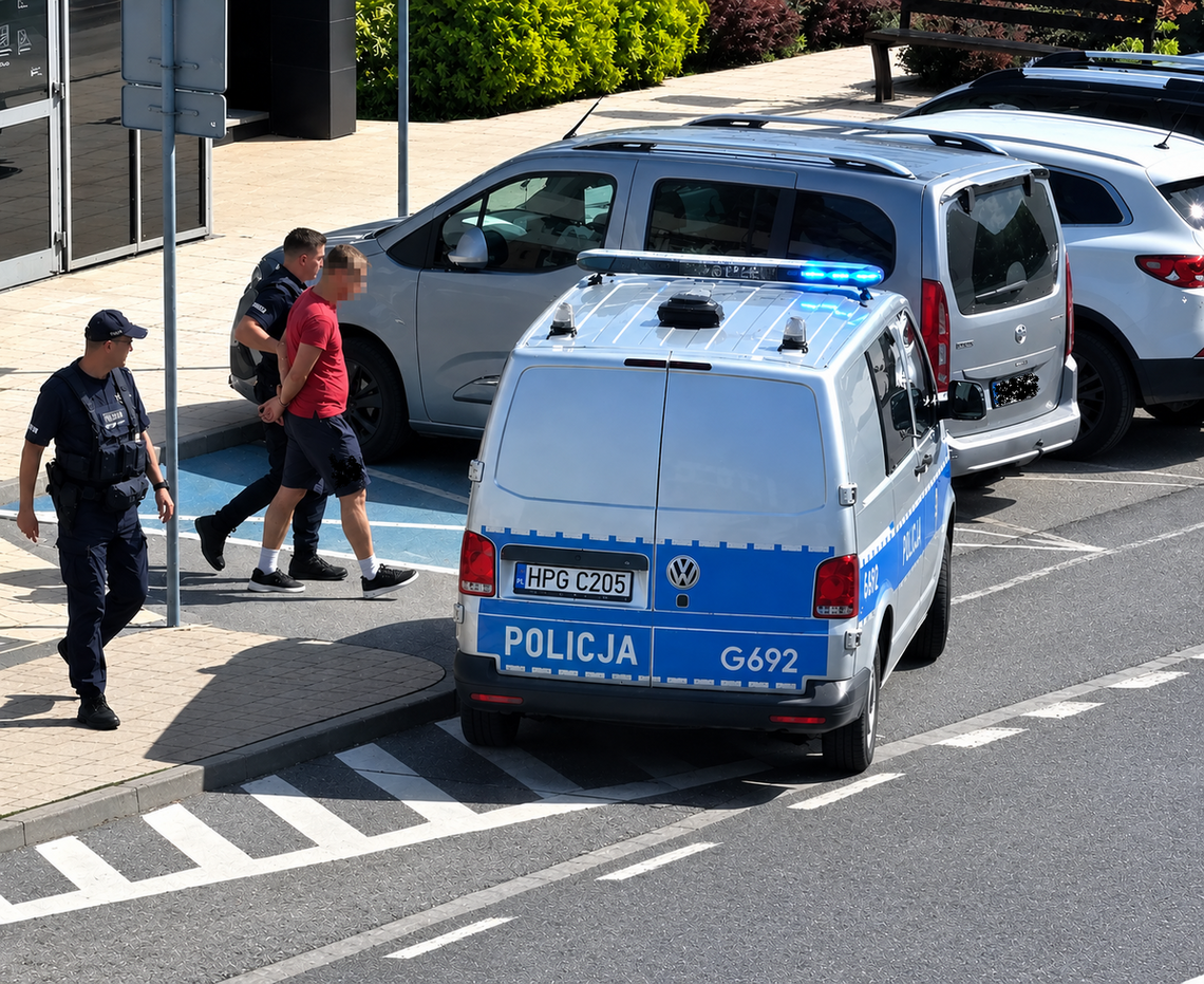 Dąbrowscy policjanci zatrzymali podejrzanego o kradzież rozbójniczą Dąbrowscy policjanci zatrzymali podejrzanego o kradzież rozbójniczą