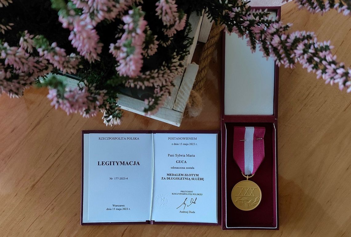 Dąbrowska bibliotekarka Sylwia Guca odznaczona Medalem Złotym za Długoletnią Służbę