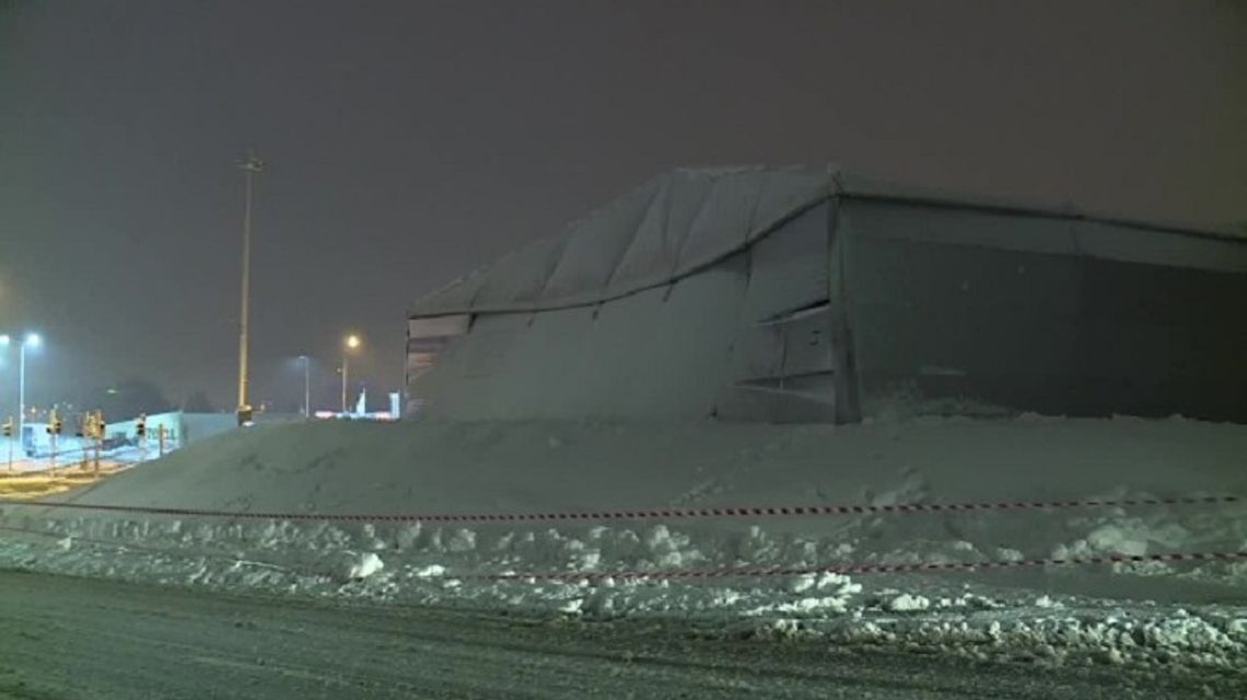 Dach hali magazynowej w Rzeszowie zawalony pod ciężarem śniegu