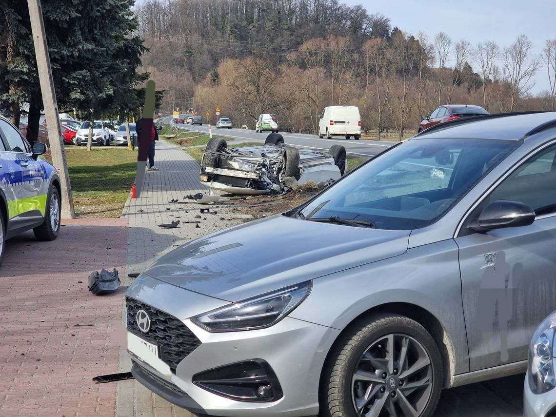 Dachowanie audi w Czchowie. Jedna osoba poszkodowana