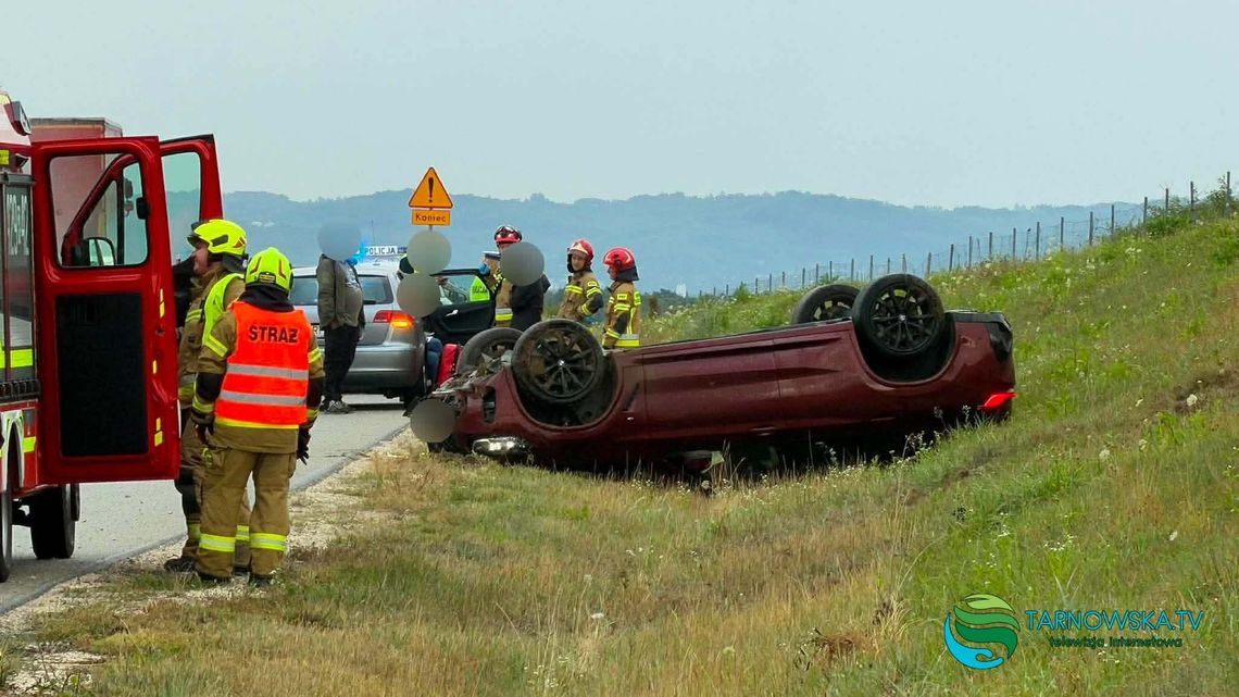 Dachowanie BMW na autostradzie A4 pod Dębicą Dachowanie BMW na autostradzie A4 pod Dębicą
