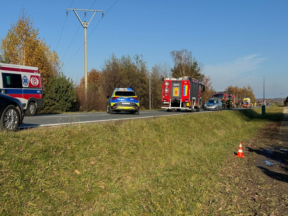 Dachowanie Fiata w Wielkiej Wsi. Dwie osoby poszkodowane, lądował śmigłowiec LPR